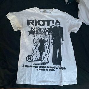 Usavailes riot tee